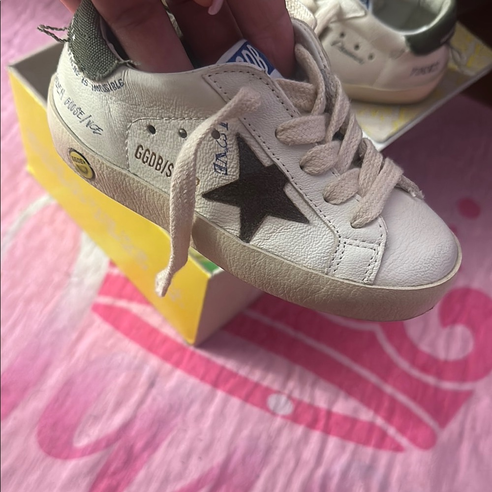 LIKE NEW KIDS Golden Goose White and Black Sneakers, GREEN STAR
No negotiations!